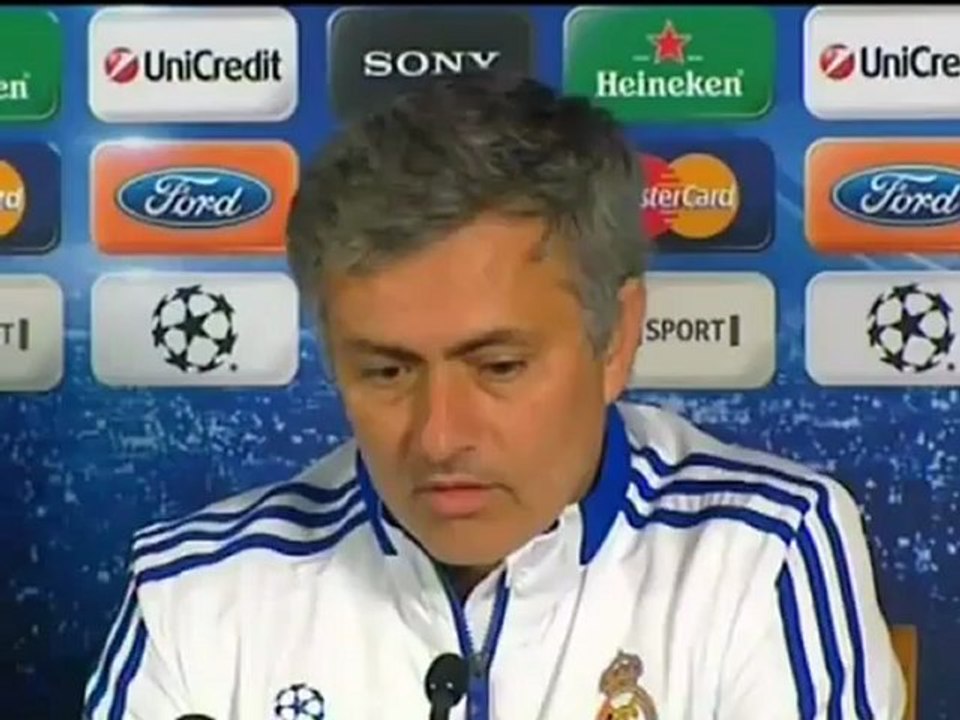 Mourinho: "Yo no voy a cambiar jugadores por las tarjetas"