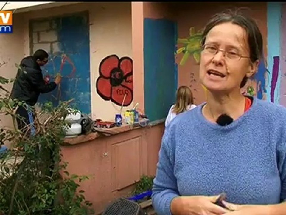 Des pots de peinture avant les bulldozers