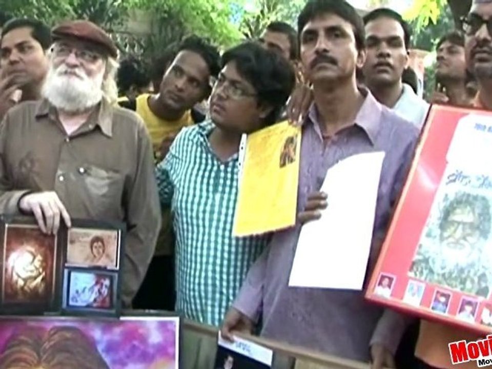 Hundreds Of Fans Celebrate Big B's 70th Birthday -  Fans Throng 'Jalsa'