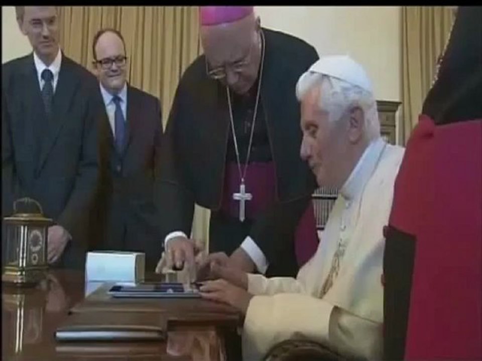 El Papa Benedicto XVI descubre el iPad y navega por Twitter
