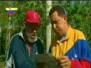 Fidel Castro y Hugo Chávez conversan juntos