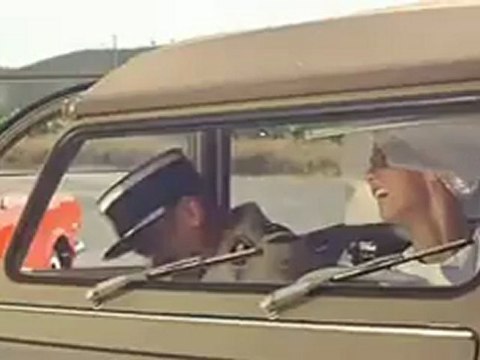 LES GENDARMES DE SAINT TROPEZ - SCENE DE LA 2CV