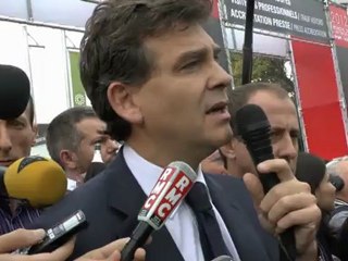 Arnaud Montebourg accompagné de Tanja Sussest (déléguée du SIA PSA) s'adresse au salariés de PSA