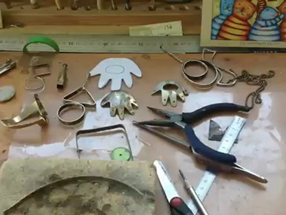 Bijoux entièrement réalisés à la main. Pièces uniques.