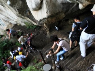 Tourist Surge Leave Thousands Trapped in Huashan Mountain