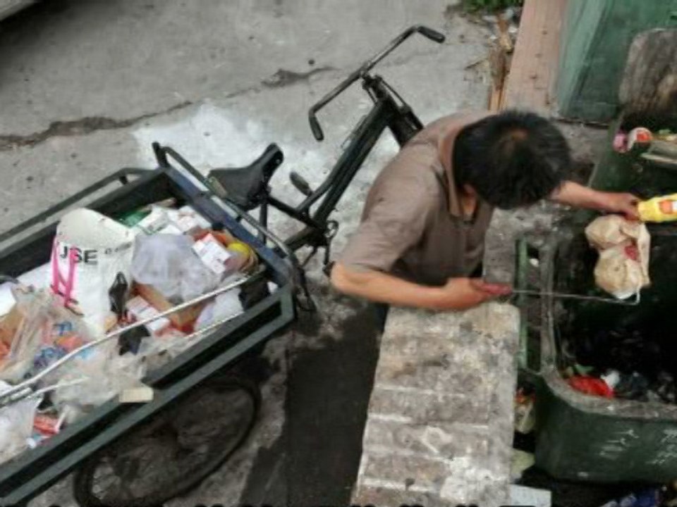 Work Permits for Trash Collectors Criticized as Money Grab
