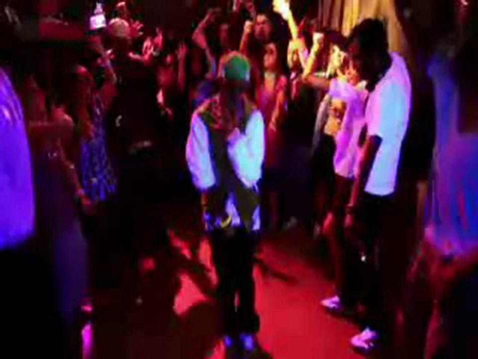 Max Boublil - J'ai vu ta mére sur Chatroulette (Instrumental)