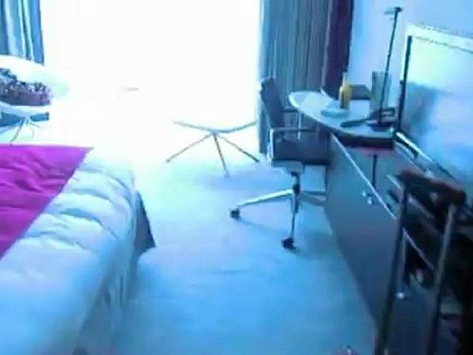 Lena zeigt uns ihr Hotelzimmer in Paris