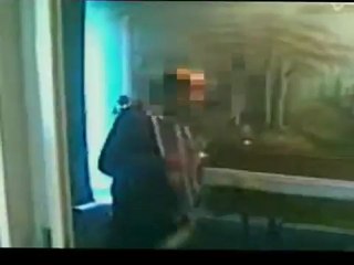 Ιερέας χορεύει και τραγουδά μπροστά σε φέρετρο