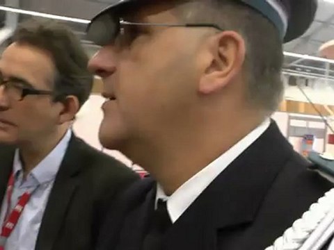 Mondial 2012 : Jean-Pierre Foucault en visite sur le stand de l'Amicale Police Patrimoine