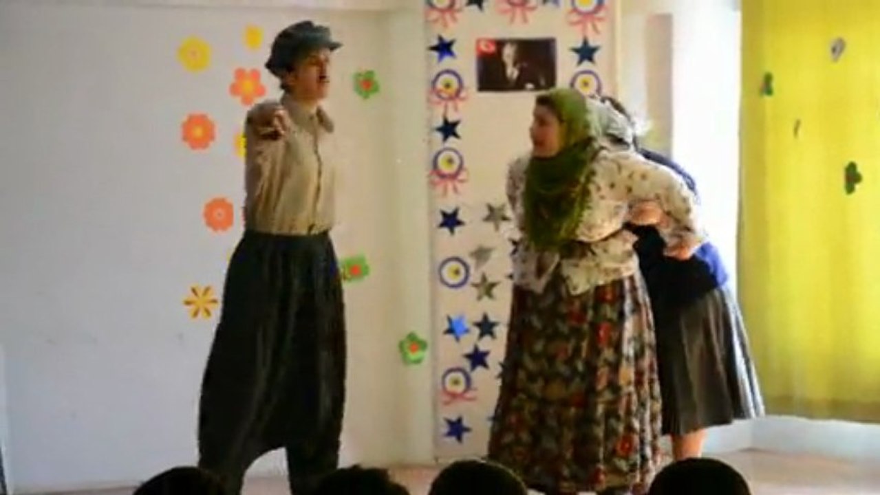 arslanköy kadınlar tiyatro topluluğu ümmiye koçak ve ekibi şiddete hayır diyorlar