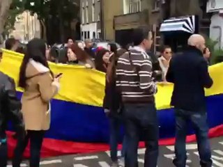 En Video: En Londres entonan el himno nacional y despliegan una bandera gigante