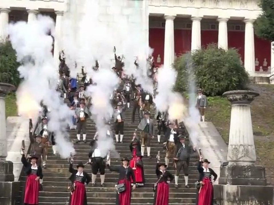 Oktoberfest 2012: Böllerschießen vor der Bavaria am 7.10.2012