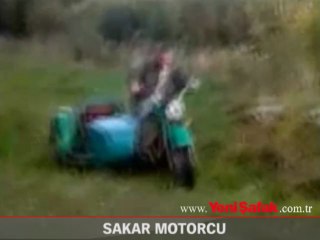 Motorcu kendini çeken kameramana çarptı
