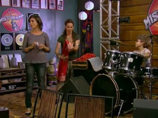 Lia pede para grafitar com Gil