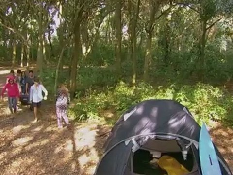 Gil abraça Lia enquanto resgatam Dinho