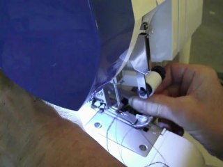 changer les fils de la surjeteuse