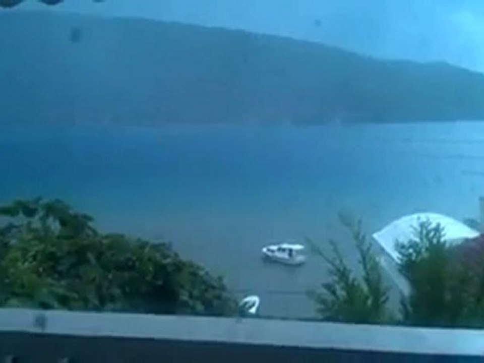Denize yıldırım düşme anı