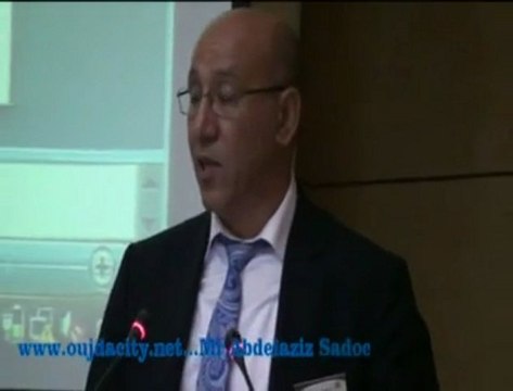 رئيس جامعة محمد الأول بوجدة يقدم عرضا حول مشروع تطوير الجامعة خلال اليوم الدراسي الذي نظمته رئاسة الجامعة بكلية الطب والصيدلة بوجدة