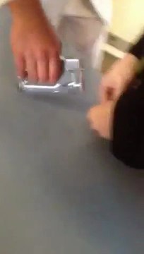 Coup d'agrafeuse sur les testicules