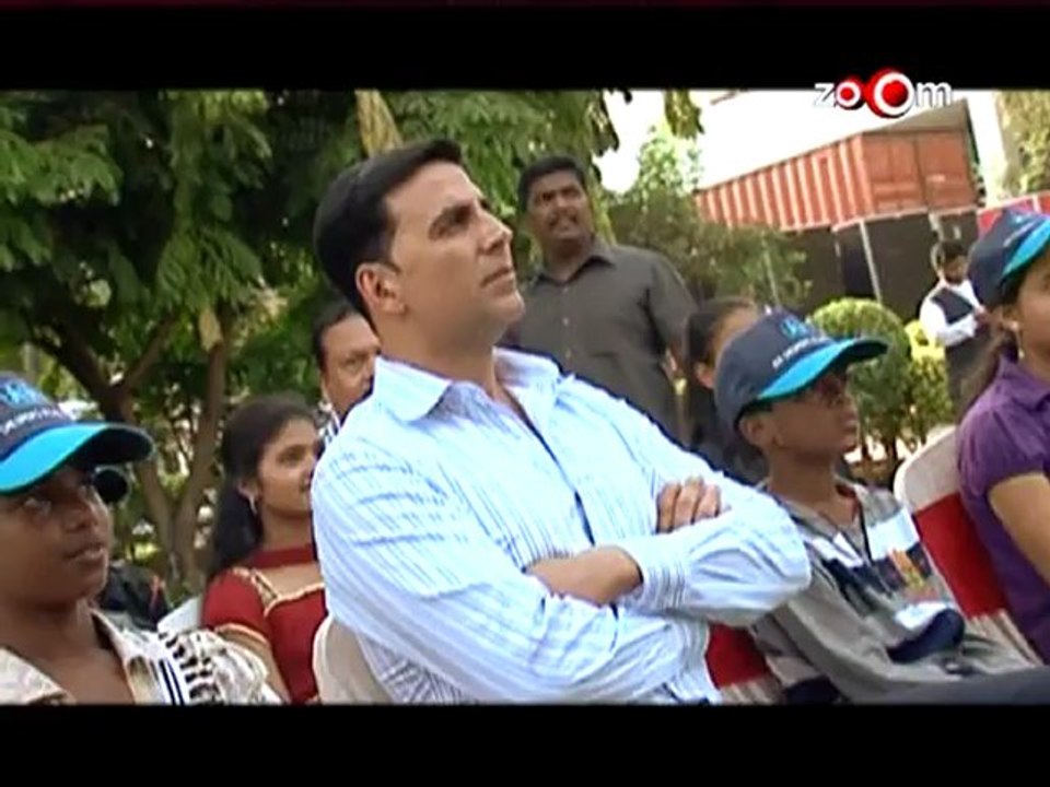 Akshay, Priyanka abandon their own work