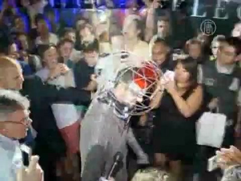 Иллюзионист на 73 часа стал человеком-молнией