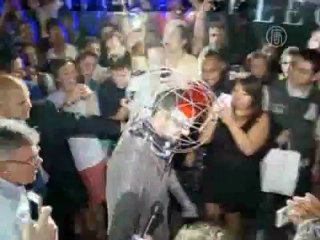 Иллюзионист на 73 часа стал человеком-молнией