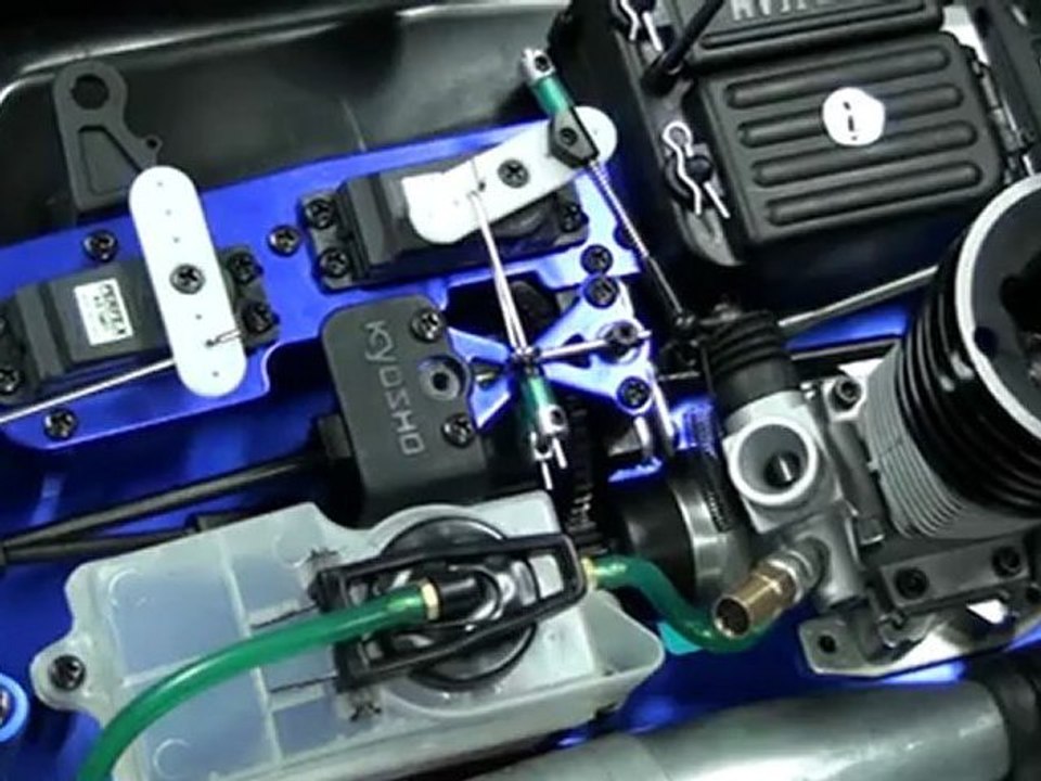 DEMARRAGE D'UN MOTEUR THERMIQUE  D'UNE VOITURE DE MODELISME RC