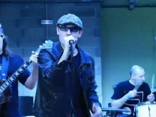 La Jarry interprète une chanson écrite par Florence Cassez