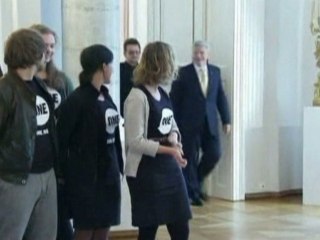 Bono bring his "One" campaign to Germany