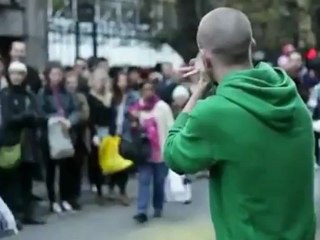 شارع في لندن يتوقف عن الحركة تماما بسبب موهبتة !! فضيع