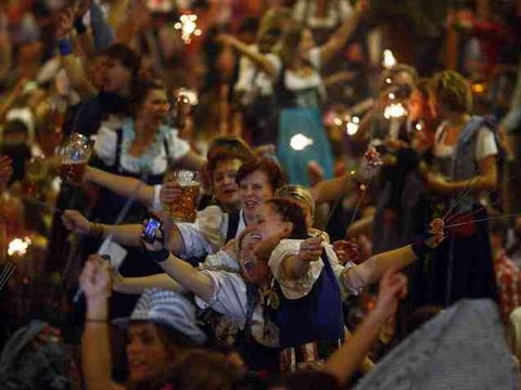 Annual Munich Oktoberfest Ends After 6 Million Visitors Drink Almost 7 Million Liters of Beer