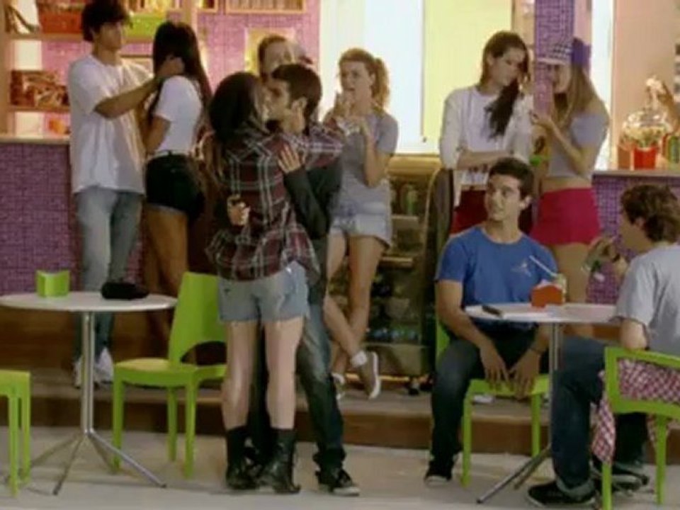 Dinho sente ciúmes do beijo de Lia e Gil no pátio