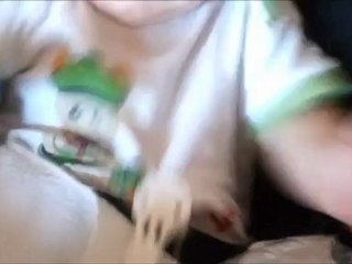 luna se rie con la botella