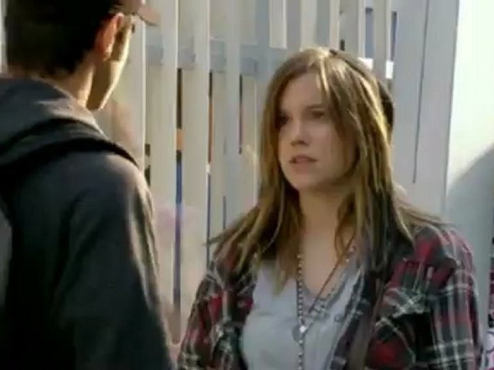 Lia fica incomodada com o comportamento de Gil