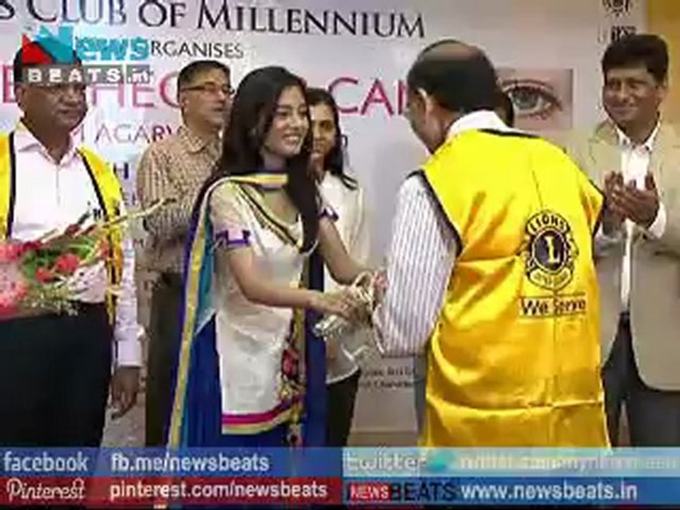 Vivek Oberoi & Amrita Rao @ Eye Checkup Camp For Cine Workers Part 3