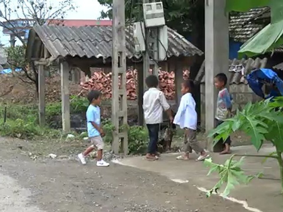 TITOUAN JOUE AVEC LES ENFANTS DU VILLAGE