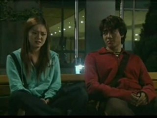 Jang　Nara　涙に顔をうずめる