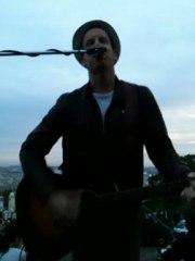 Nicolas au sacré coeur  "chasing cars" de Snow patrol