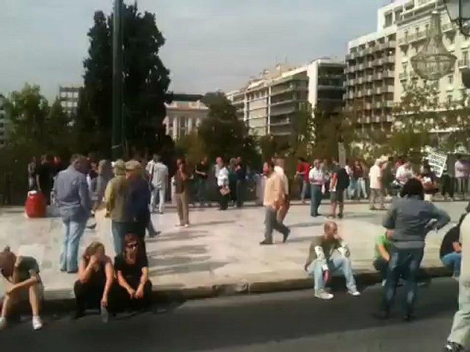 Πανό και διαδηλωτές  μπροστά στη Βουλή - Εν αναμονή τ ης Μέρκελ