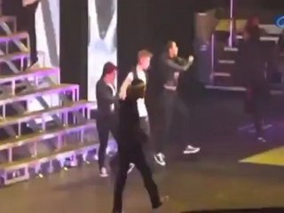 Justin Bieber, vomitando en plena actuación