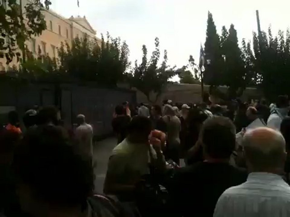 Ένταση μπροστά στον σιδερένιο φράχτη - Βασιλίσσης Σοφίας 2