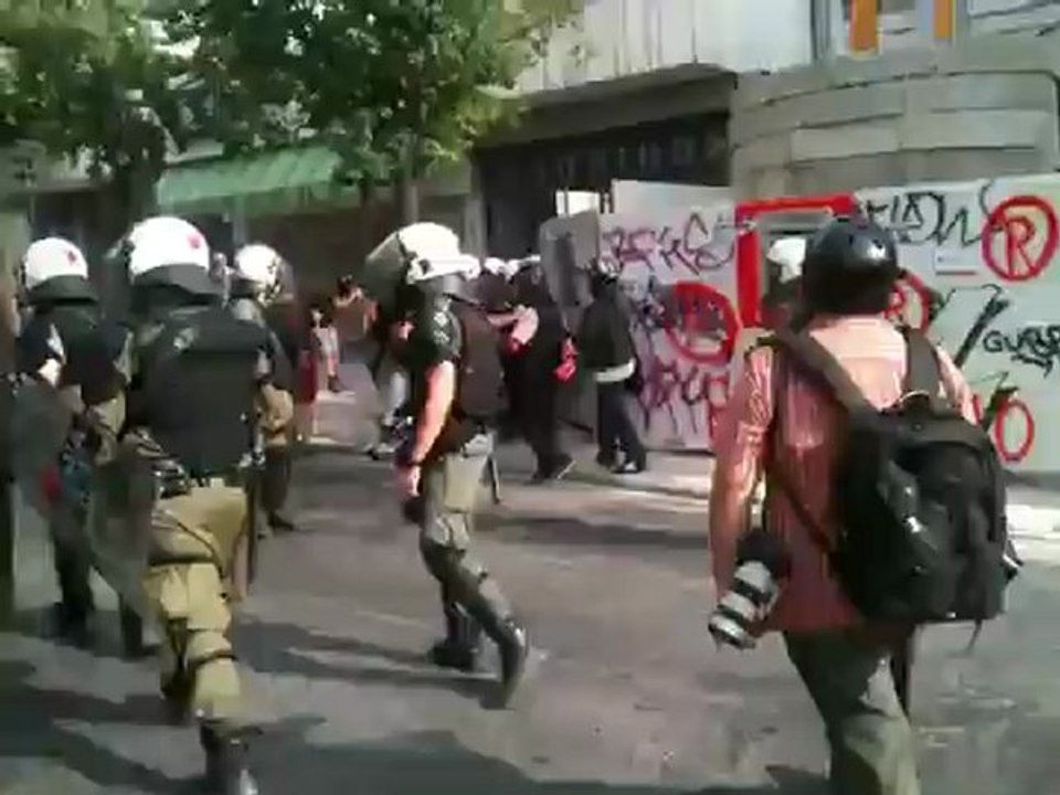 Άνδρες των ΜΑΤ συλλαμβάνουν διαδηλωτή στο κέντρο της Αθήνας