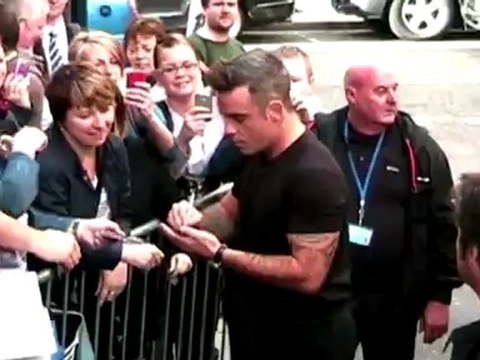 Celebrity Bytes: Robbie Williams Left Red-Faced After Calling Gwyneth Paltrow's daughter Apple… 'Melon'!