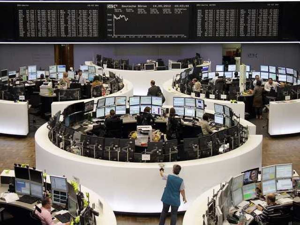 Wall Street Edges Lower Before Earnings