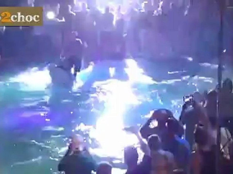 Faire des back flips en jet ski dans une piscine - Video2choc