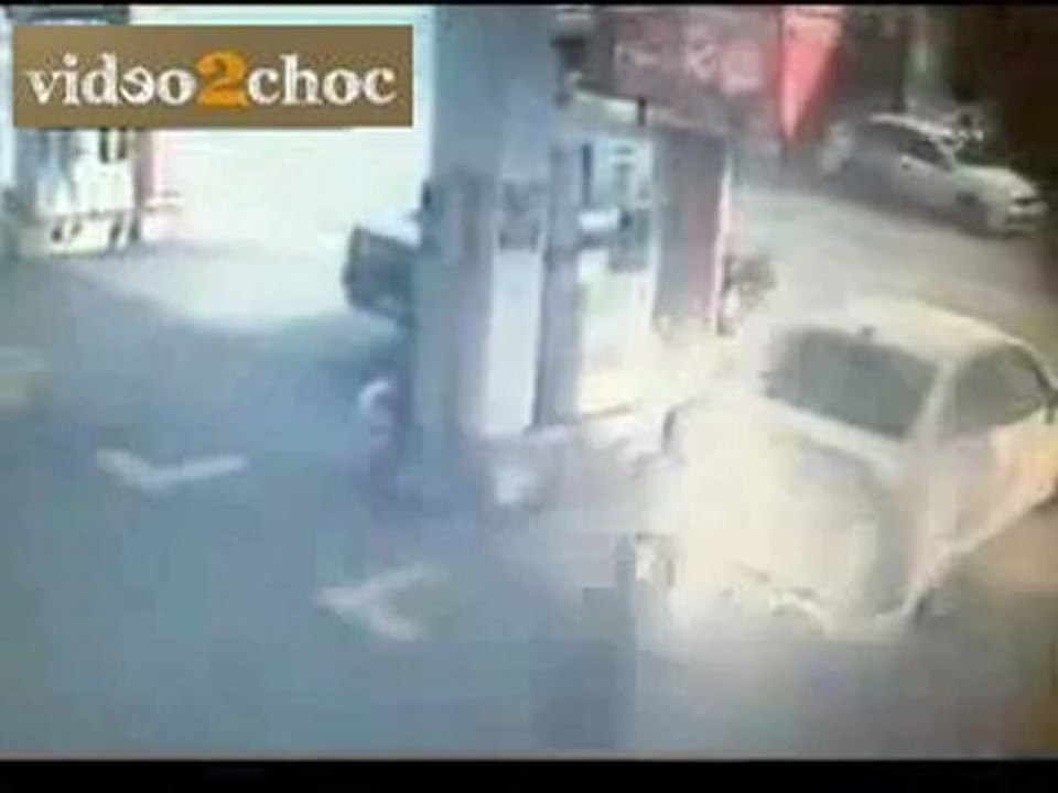 Il sauve sa femme de leur voiture en feu - Video2choc