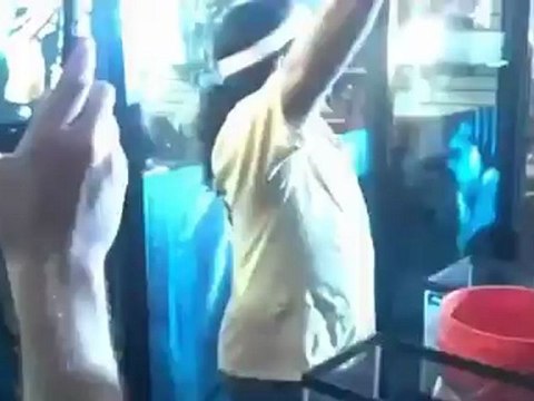 Muere un hombre tras ingerir docenas de cucarachas vivas en un concurso