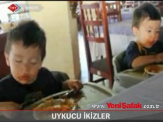 İkizler Yemek Yerken Uyuyor