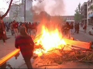 Students clash with police in Chile